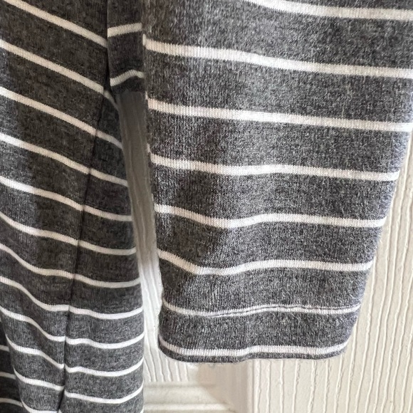 AMERICAN EAGLE Soft & Sexy Gray and White Striped Oversized Long Sleeve Tee - Picture 4 of 5